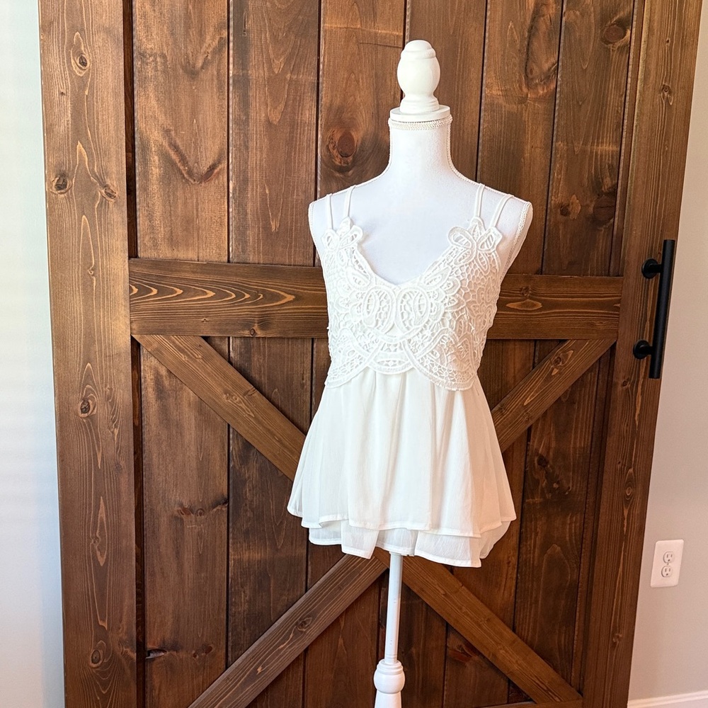 Elegant White Lace Women’s Top